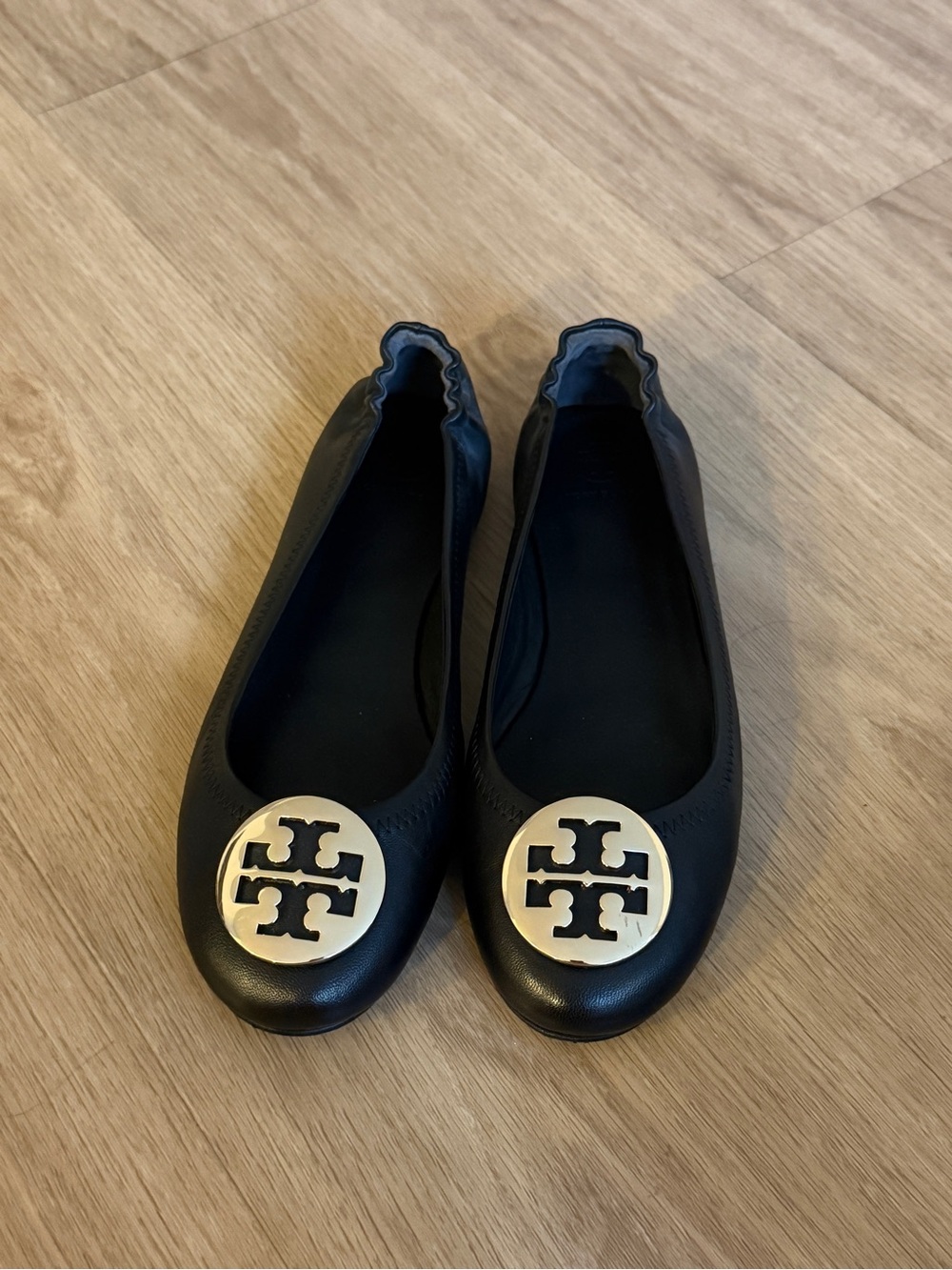 Tory Burch Classic Black Reva Leather Ballet Flats with Gold Logo / Size 8